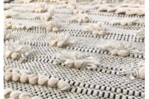 Un tapis berbere en laine : le processus de nettoyage